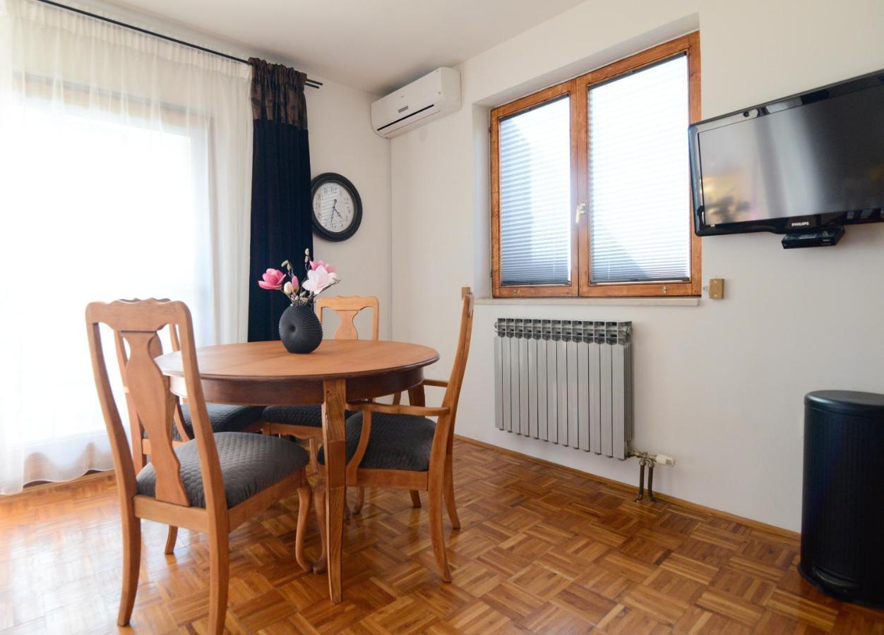 Apartment Glicinija Zara Esterno foto